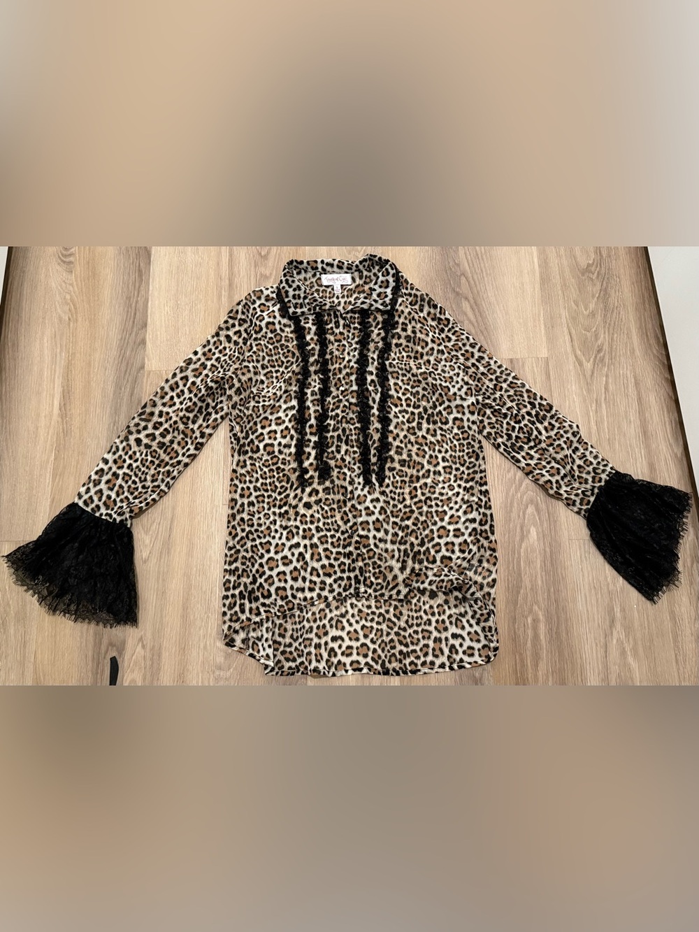 Touch of Cyn Leopard Print Blouse Women’s Small S Lace Bell Sleeve Button Front